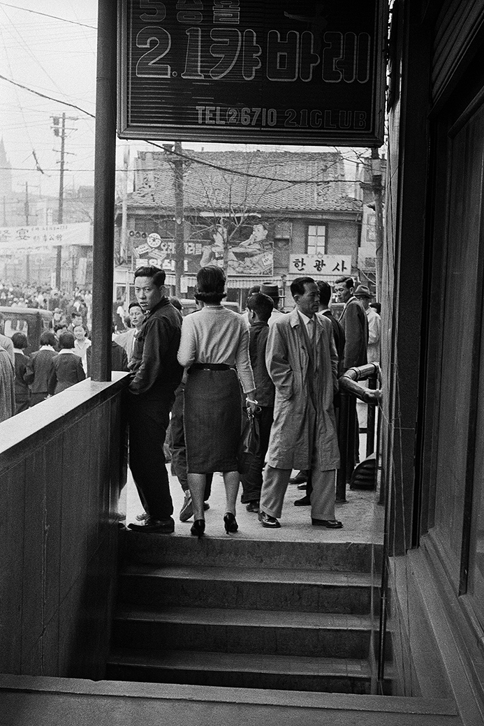 1세대 광고사진가 한영수가 포착한 60년 전 서울 1 ©한영수 서울 명동 Myeongdong Seoul 1956 1963한영수문화재단제공