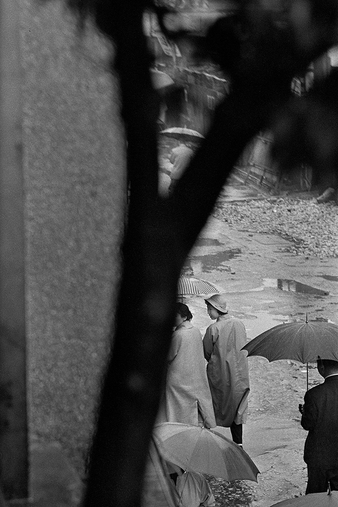 1세대 광고사진가 한영수가 포착한 60년 전 서울 6 ©한영수 서울 명동 1956 1963한영수문화재단제공