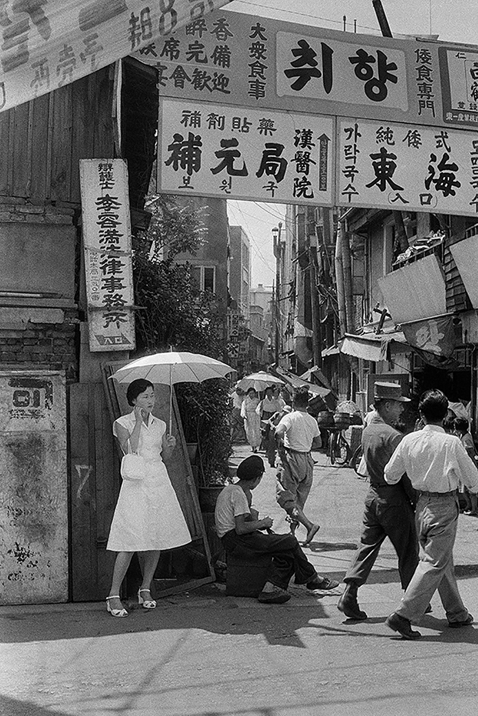 1세대 광고사진가 한영수가 포착한 60년 전 서울 3 ©한영수 서울 명동 Myeongdong Seoul 1956 1963한영수문화재단제공