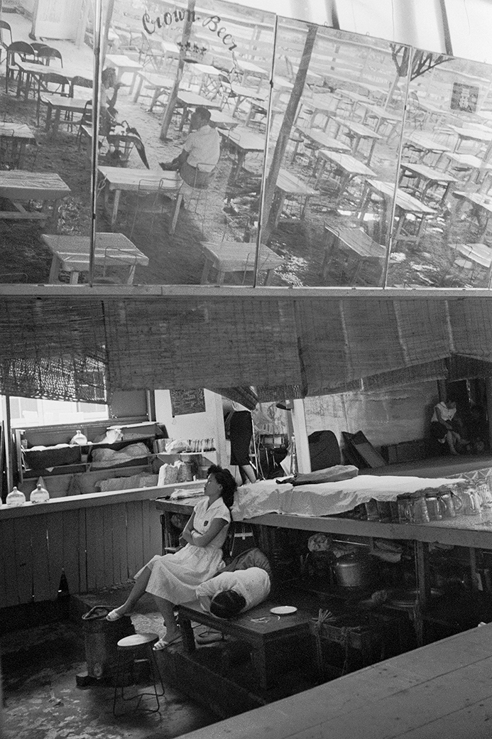 1세대 광고사진가 한영수가 포착한 60년 전 서울 4 ©한영수 서울 명동 Myeongdong Seoul Korea 1956 1963한영수문화재단제공