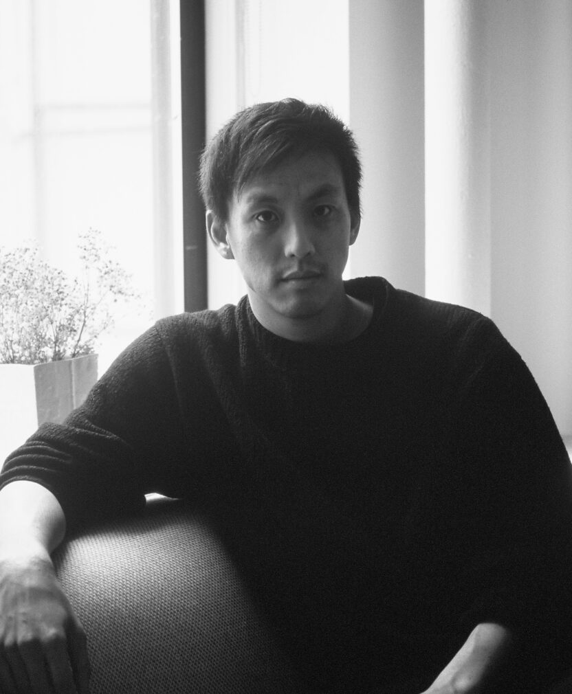 미술가 이안 쳉은 왜 AI를 사용하는가? 1 작가 프로필 사진 ic portrait by rachel rose feb22 2023 73743E1 R01 018 cropped vertical 2