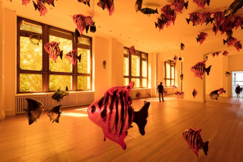 리움미술관에서 만날 작가, 필립 파레노 미리 보기 3 Philippe Parreno, My Room Is Another Fish Bowl, 2018,
Helium-filled Mylar balloons, adhesive foil, air-columns,Variable dimensions.
Exhibition view: Philippe Parreno, Gropius Bau, Berlin (2018), Courtesy the artist and Esther Schipper, Berlin/ Paris/Seoul, Photo © Andrea Rossetti
