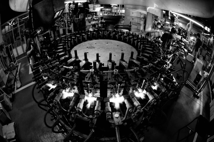 일광전구 스노우맨을 디자인하다, 권순만 크리에이티브 디렉터 5 현 전구 생산라인 2