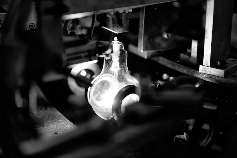 일광전구 스노우맨을 디자인하다, 권순만 크리에이티브 디렉터 6 현 전구 생산라인 3