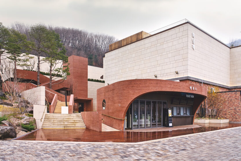 화담숲의 새로운 복합문화공간, 화담채 1 1 화담채 외관 4