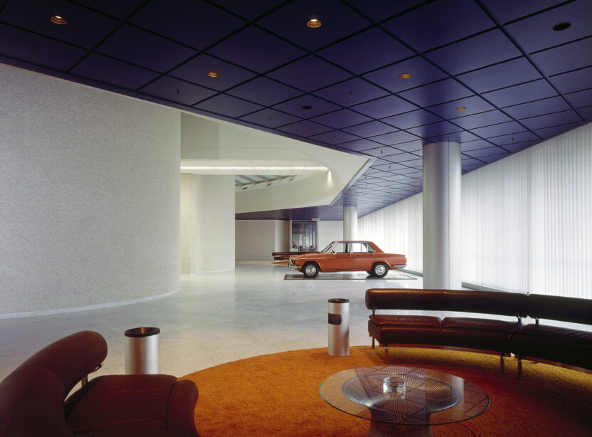 P90473083 highRes bmw 2800 in entrance 1