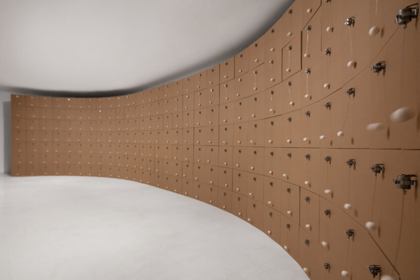 피크닉이 '달리기'를 바라보는 인문학적 관점 13 Zimoun 88개의 DC 모터 코튼 볼 골판지 상자 60×60×60cm