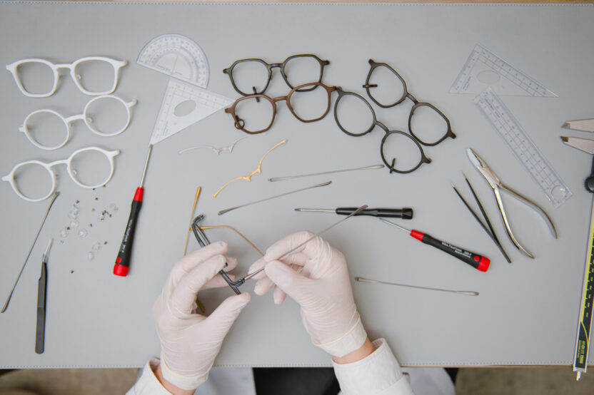 CES가 주목한 퍼스널 아이웨어, 브리즘 박형진 대표 8 breezm 안경 제작과정 조립3 1