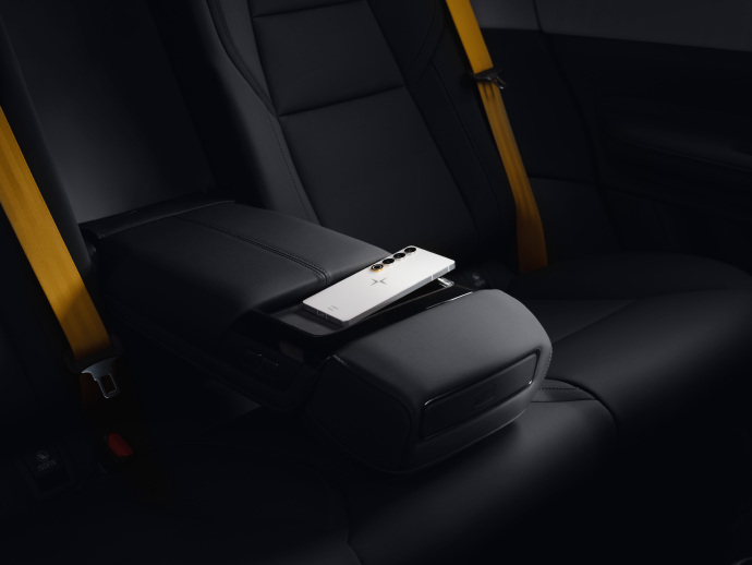 폴스타가 만든 AI 스마트폰의 등장 2 0079GXfegy1hp37l6ak5qj38zk6qoqvg