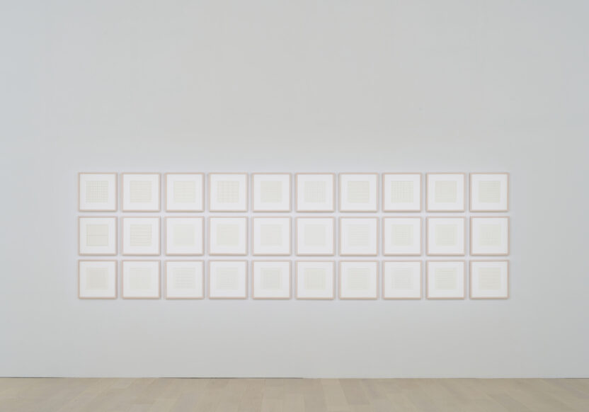 강릉 솔올미술관에서 비로소 마주한, 아그네스 마틴 4 03 〈어느 맑은 날〉 1973 일본 종이에 실크스크린 프린트 포트폴리오 30점 30.5 x 30.5 cm 각 페이스 갤러리 © Estate of Agnes Martin Artists Rights Society ARS New York – SACK Seoul