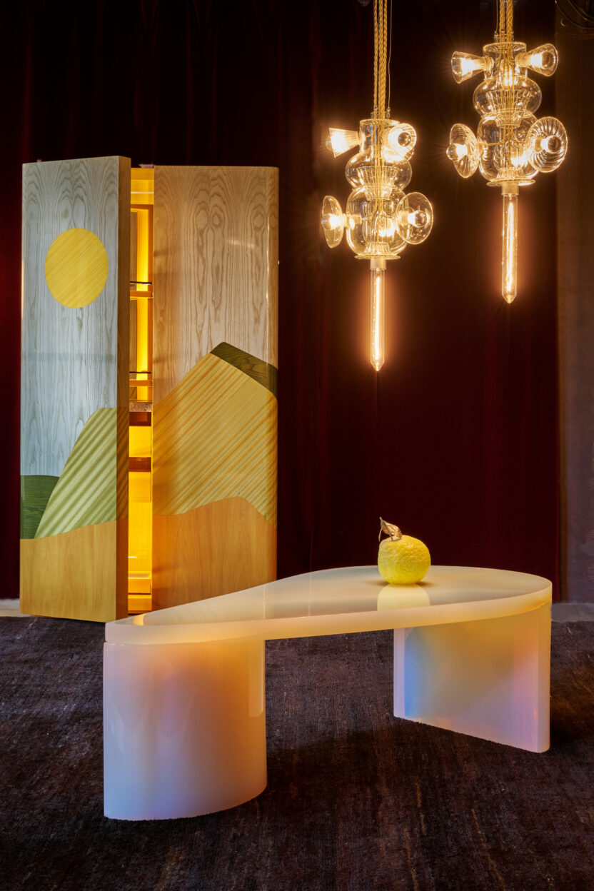 월간 〈디자인〉이 밀라노에서 주목한 전시 5 19 07 GC NILUFAR MDW24 BETHAN LAURA WOOD CLAUDE MISSIR CHIN CHIN Totem 8 Ph. Filippo Pincolini