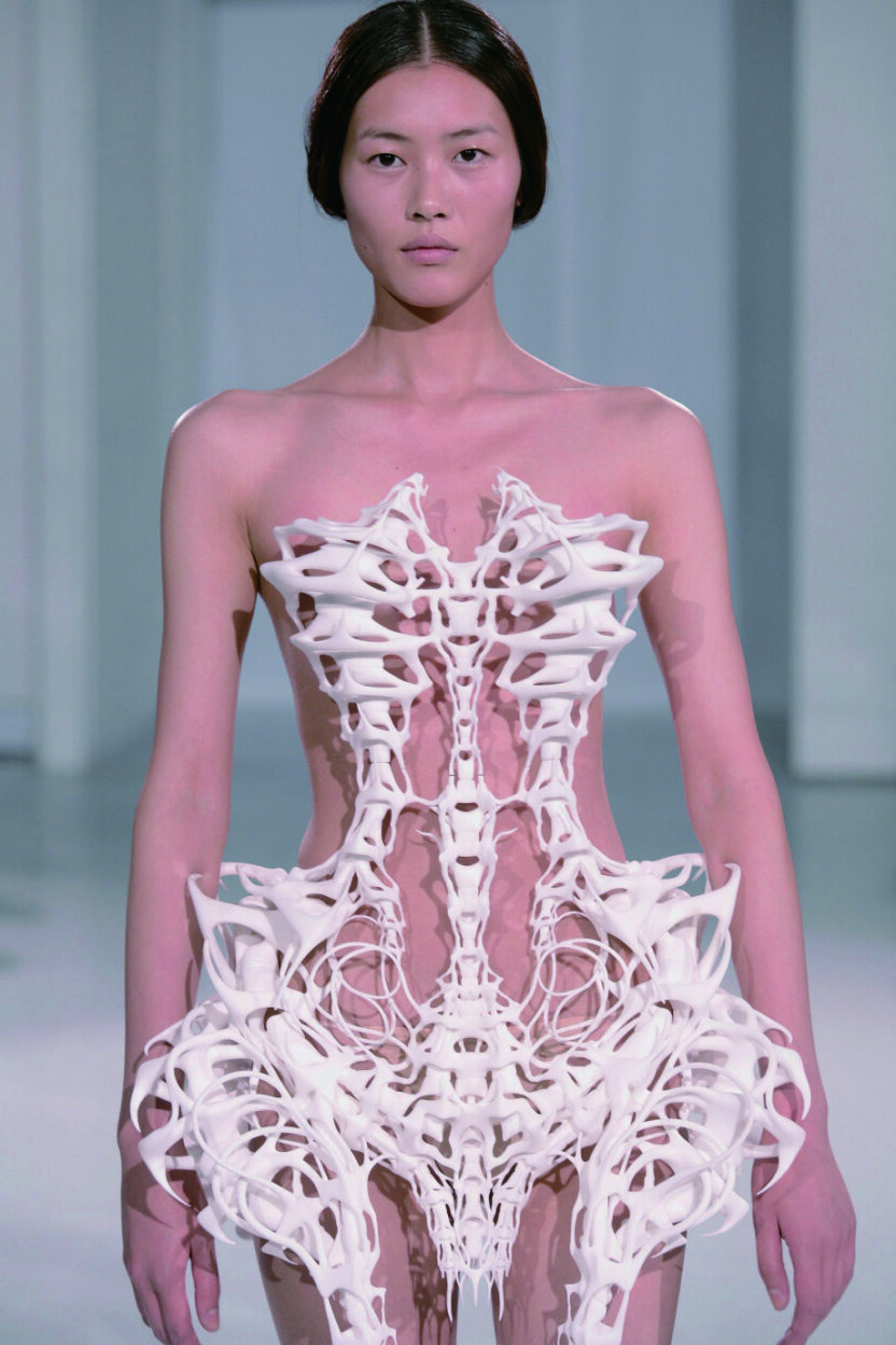 디지털 제조가 구축한 그로테스크의 미학 아이리스 반 헤르펜 (Iris Van Herpen) 3 140128000006457 O 3
