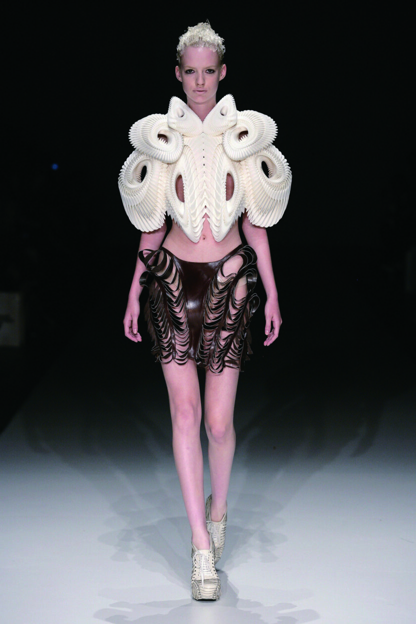 디지털 제조가 구축한 그로테스크의 미학 아이리스 반 헤르펜 (Iris Van Herpen) 2 140128000006458 O 3