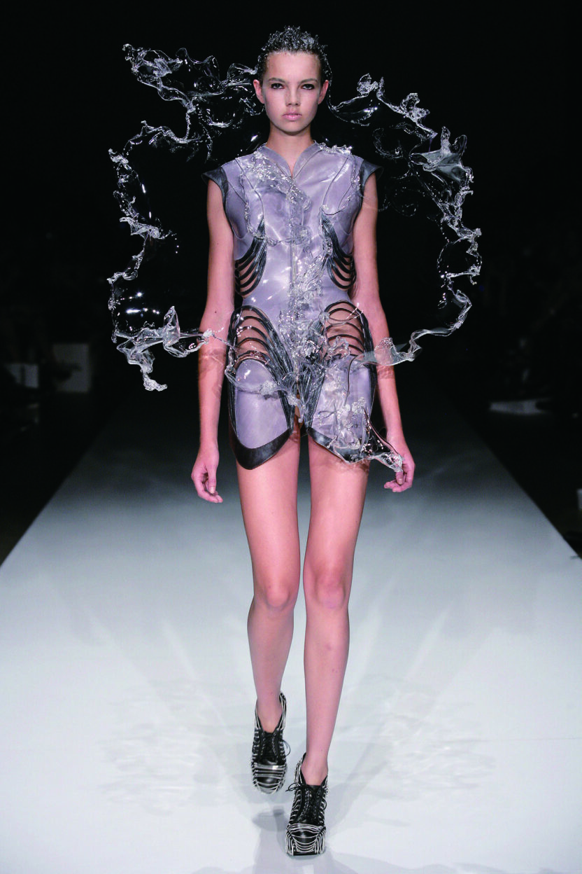 디지털 제조가 구축한 그로테스크의 미학 아이리스 반 헤르펜 (Iris Van Herpen) 4 140128000006459 O