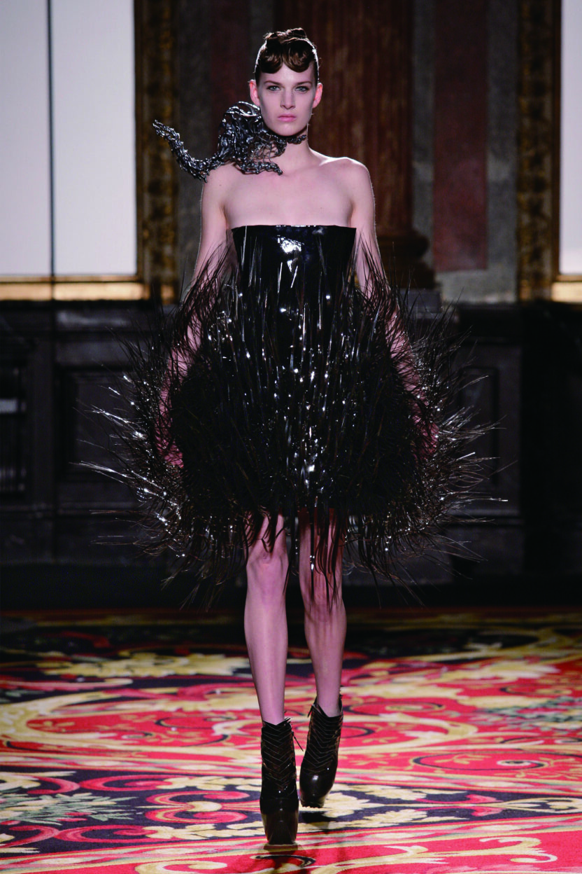 디지털 제조가 구축한 그로테스크의 미학 아이리스 반 헤르펜 (Iris Van Herpen) 6 140128000006461 O