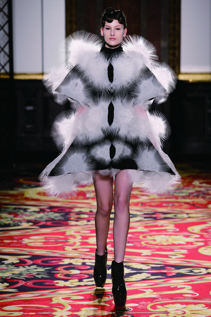 디지털 제조가 구축한 그로테스크의 미학 아이리스 반 헤르펜 (Iris Van Herpen) 7 140128000006462 O