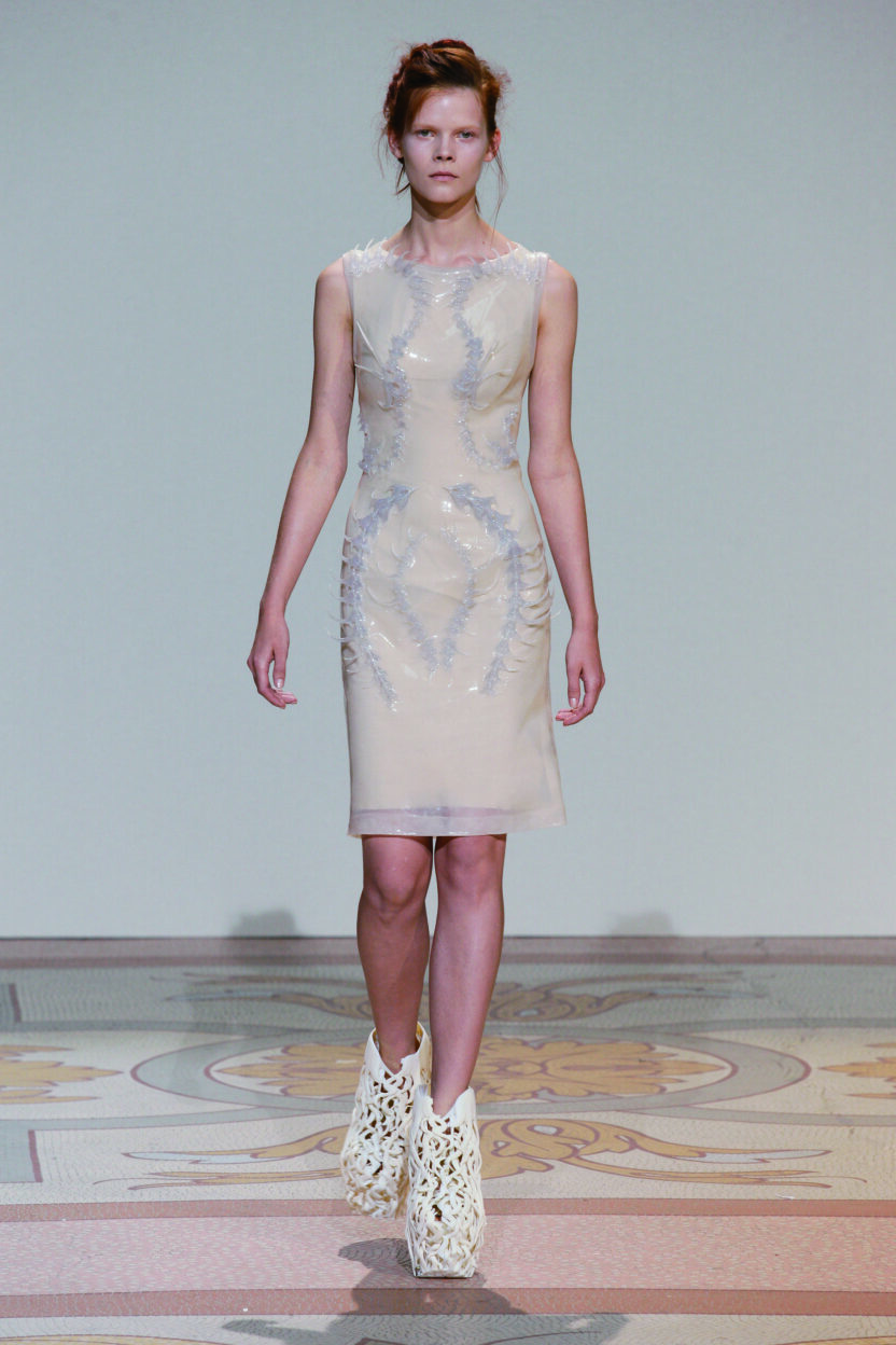 디지털 제조가 구축한 그로테스크의 미학 아이리스 반 헤르펜 (Iris Van Herpen) 10 140128000006463 O