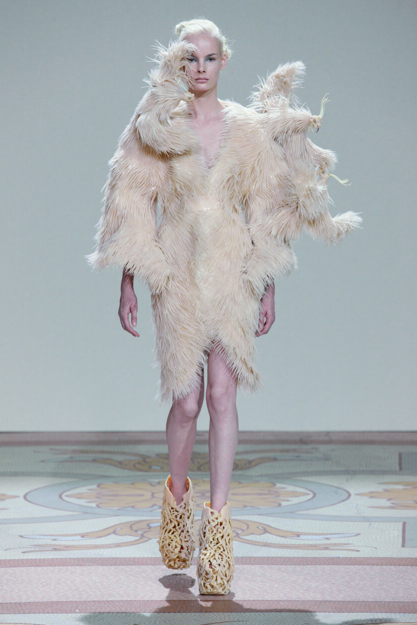 디지털 제조가 구축한 그로테스크의 미학 아이리스 반 헤르펜 (Iris Van Herpen) 9 140128000006465 O