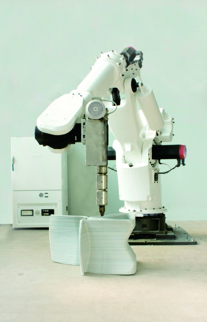 기계 팔 ‘파눅’과 함께 21세기 공예를 개척한다 디르크 판 데르 코이 (Dirk van der Kooij) 4 140128000006468 O