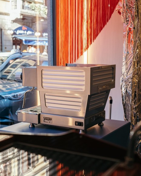 밀라노 도심을 아름답게 물들인 F&B 팝업 4 17 438100601 18429562948012657 3901118100032877996 n