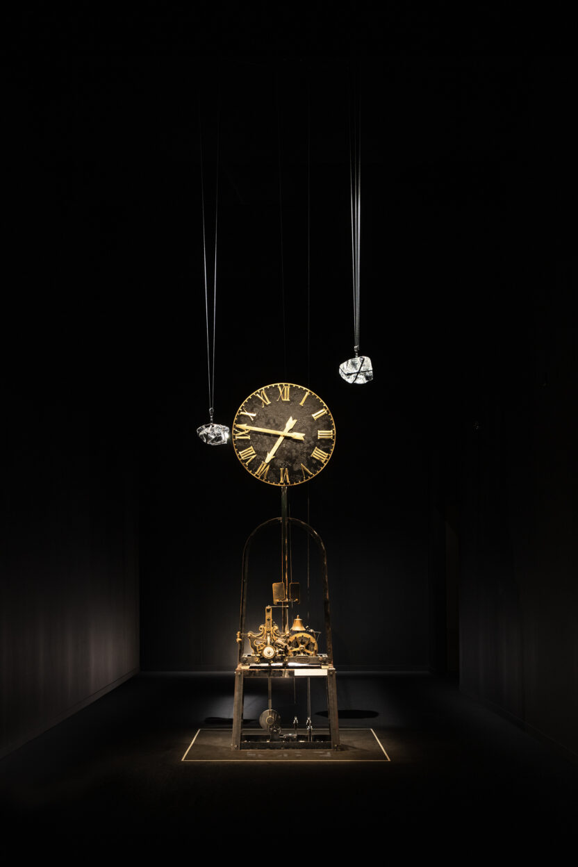 〈까르띠에, 시간의 결정〉을 관람하는 4가지 포인트 2 까르띠에 시간의 결정 전시 도입부를 장식한 스기모토 히로시 타임 리버스드 2018 ©Yuji Ono