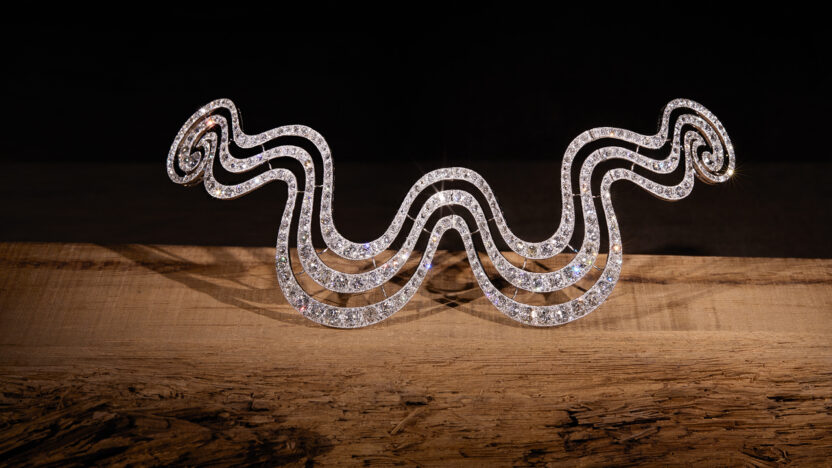 〈까르띠에, 시간의 결정〉을 관람하는 4가지 포인트 7 까르띠에 시간의 결정 전시 챕터 2 전시 작품 머리 장식 까르띠에 파리 1902 까르띠에 소장품 ©Cartier ©Victor Picon