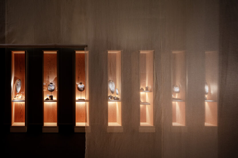 〈까르띠에, 시간의 결정〉을 관람하는 4가지 포인트 13 까르띠에 시간의 결정 전시장 내 챕터 1 전경 ©Yuji Ono