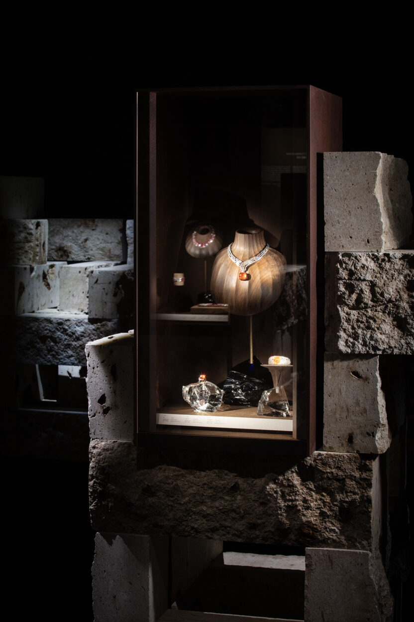 〈까르띠에, 시간의 결정〉을 관람하는 4가지 포인트 12 까르띠에 시간의 결정 전시장 내 챕터 2 전경 ©Yuji Ono