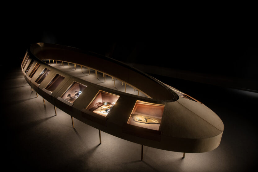 〈까르띠에, 시간의 결정〉을 관람하는 4가지 포인트 9 까르띠에 시간의 결정 전시장 내 챕터 3 전경 ©Yuji Ono