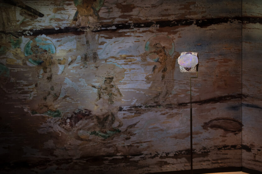 〈까르띠에, 시간의 결정〉을 관람하는 4가지 포인트 1 까르띠에 시간의 결정 전시장 내 트레저 피스 파트를 장식하고 있는 브레이슬릿 까르띠에 2015 ©Yuji Ono