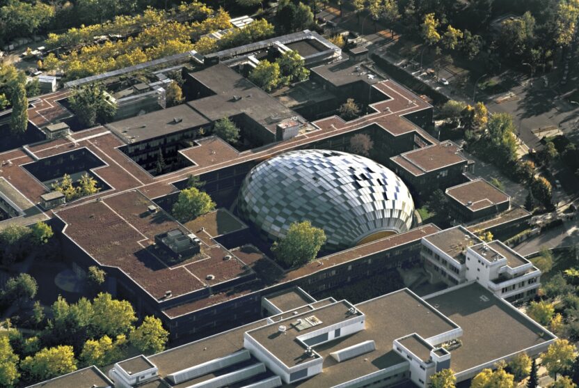 지속 가능한 건축, 〈미래긍정: 노먼 포스터, 포스터 + 파트너스〉전 8 베를린 자유대학교 ⓒ 라인하르트 괴르너