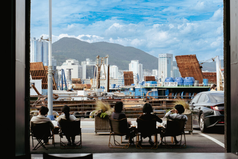 부산을 찾는 이유가 된 브랜드, 모모스커피 이현기 대표 21 영도 야외 모습