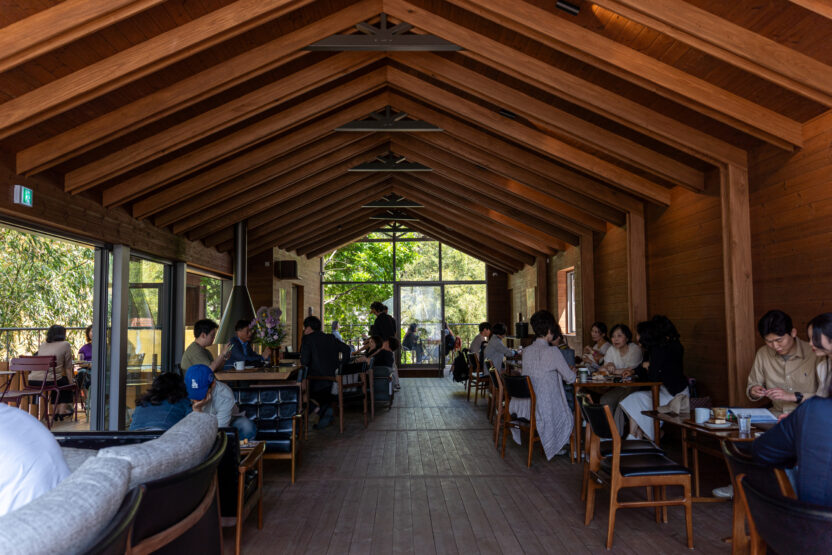 부산을 찾는 이유가 된 브랜드, 모모스커피 이현기 대표 7 온천장 2층 실내