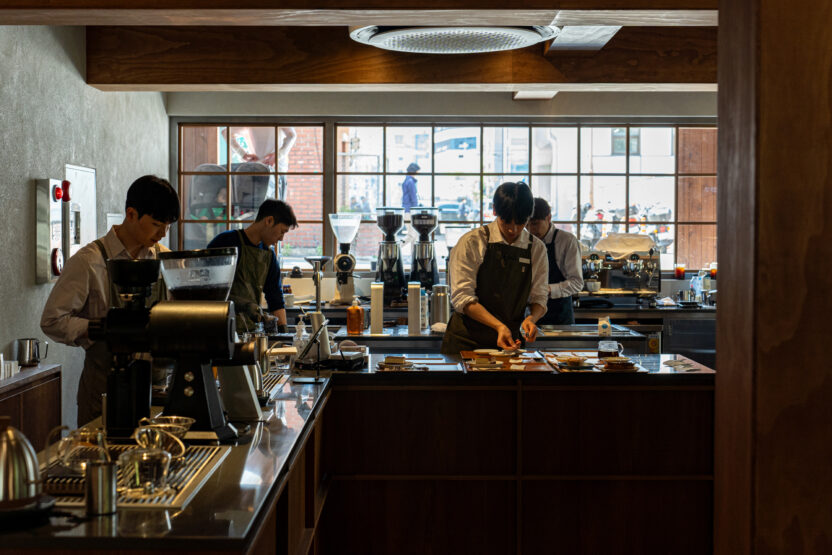 부산을 찾는 이유가 된 브랜드, 모모스커피 이현기 대표 13 온천장 바