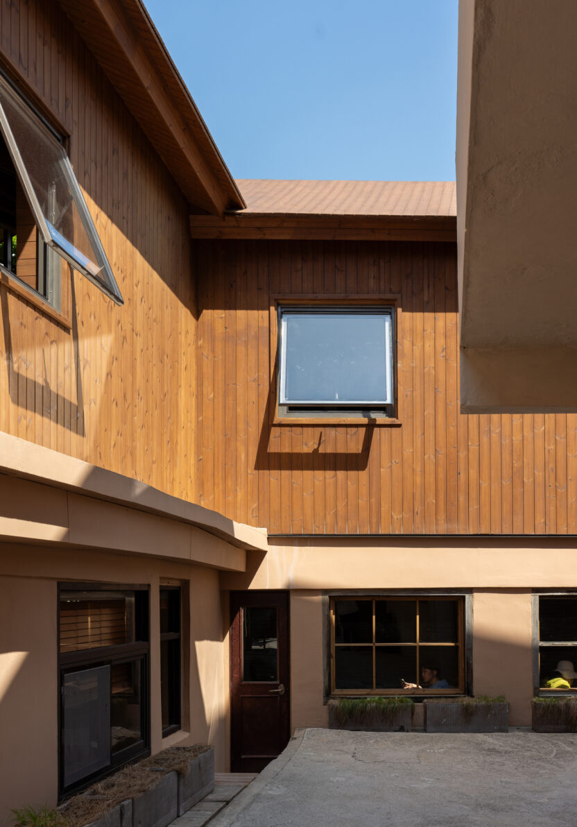 부산을 찾는 이유가 된 브랜드, 모모스커피 이현기 대표 6 온천장 야외 1