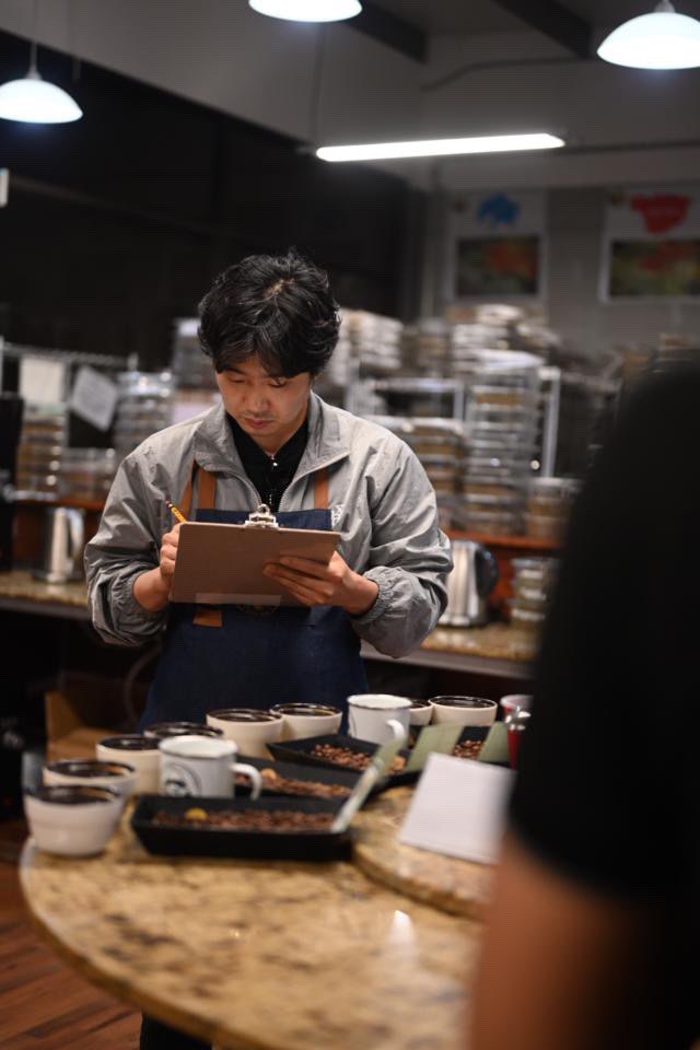 부산을 찾는 이유가 된 브랜드, 모모스커피 이현기 대표 1 이현기 대표님