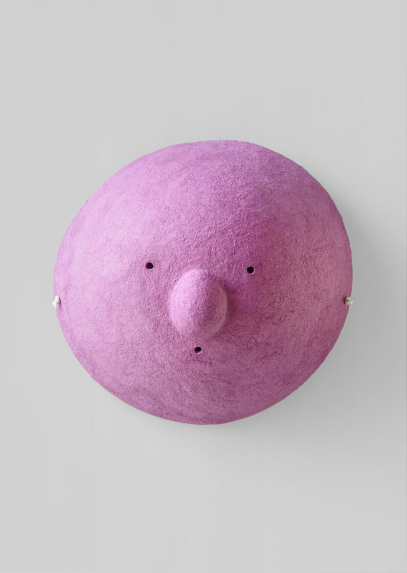 2024년 하반기에 봐야 할 10개의 국내 전시 10 2. 갤러리현대 이슬기 K계란코 2024 종이죽 27 x 26 x 17 cm