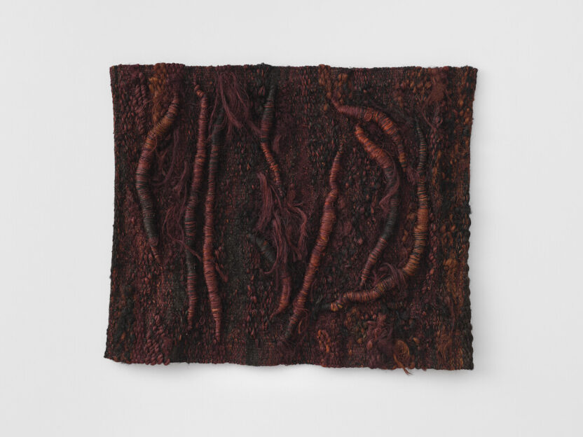 아트 파리 2024 이모저모 4 6 Relief sombre de stefa 1975 Magdalena Abakanowicz. Courtesy of Richard