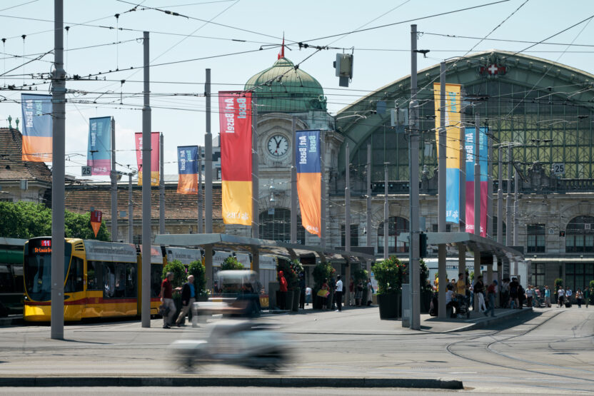 2024 하반기 눈여겨볼 글로벌 아트&디자인 행사 4 6 Art Basel in Basel 2023 campaign courtesy of Art Basel 3 HiRes