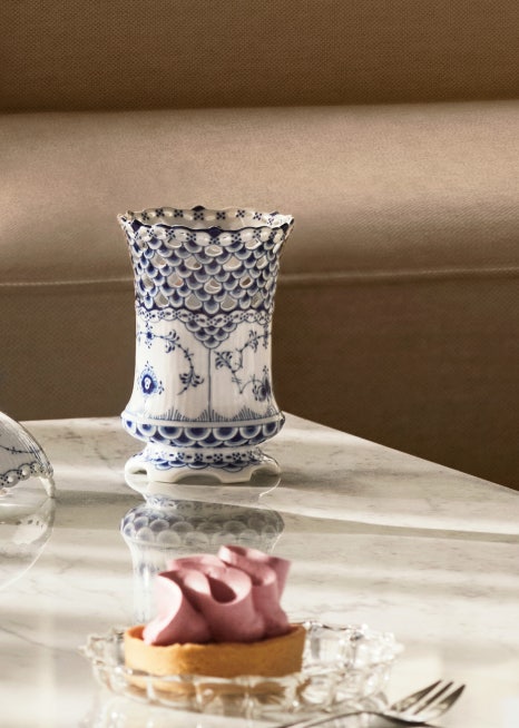 로얄코펜하겐의 크리에이티브 디렉터 재스퍼 닐슨 6 Blue Fluted Full Lace Vase 11cm