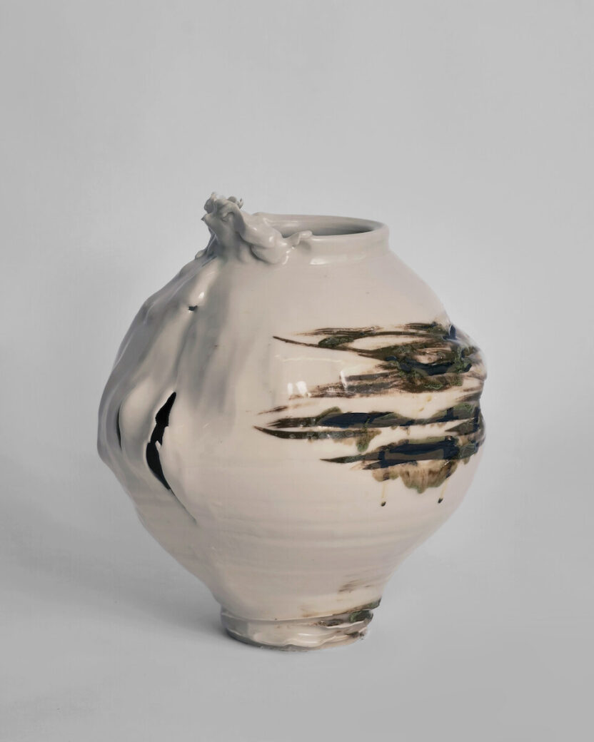 아트 파리 2024 이모저모 8 C. Untitled 2023 Jane Yang dHaene Sculpture Porcelain Stoneware Glaz 1