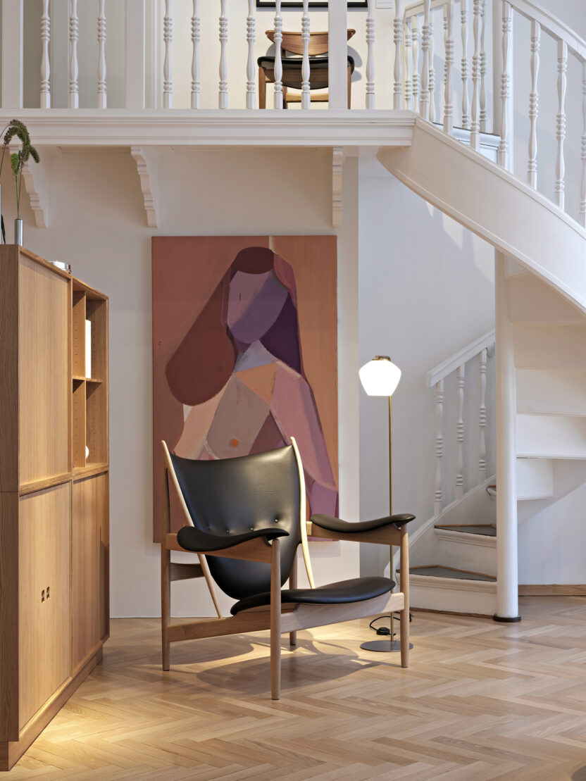 3 Days of Design 2024 리뷰 13 Chieftain Chair Elegance Black Leather Oak Dark Oil