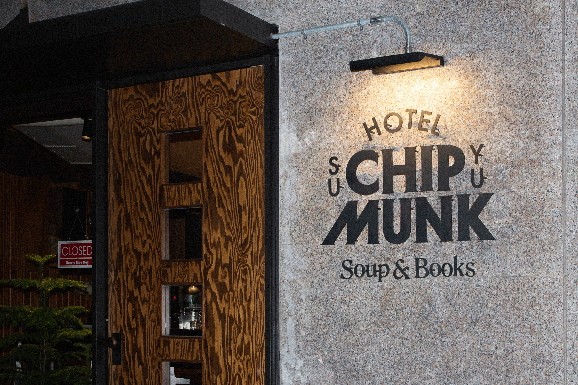 칩멍크 호텔 브랜드 아이덴티티 디자인 프로젝트 1 Chipmunk Identity 02 Applications Signage 01