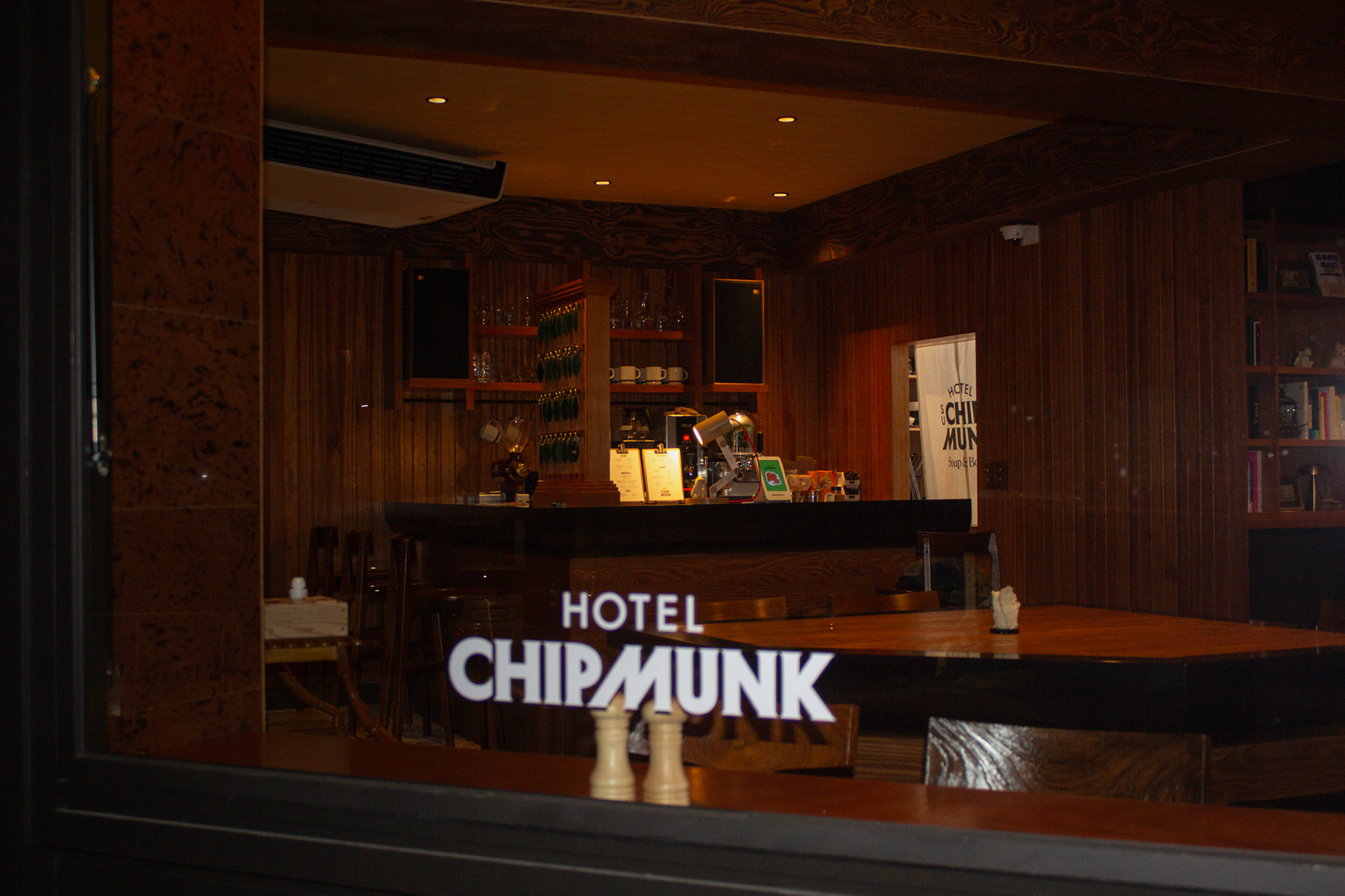 칩멍크 호텔 브랜드 아이덴티티 디자인 프로젝트 9 Chipmunk Identity 02 Window