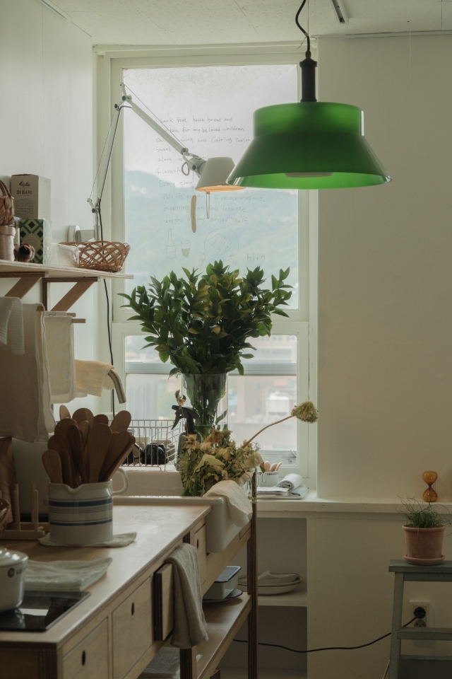 흰(hiin), 남편이 만든 나무 도구와 아내가 만든 흰 물건들 8 KakaoTalk 20240613 180447107 02