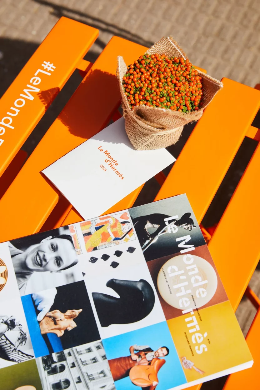 자라 카페? 에르메스 신문 가판대? 스페인 'Wozere Studio' 21 Kiosque Hermes 17abril 0504 92aad8d5ba