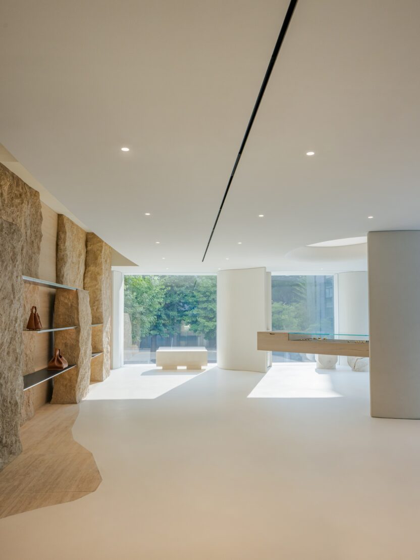 가죽에서 영감 받은 공간 디자인, 폴렌느 플래그십 스토어 3 프랑스 하이엔드 레더 브랜드 폴렌느Polene 가로수길에 국내 첫 매장 오픈2