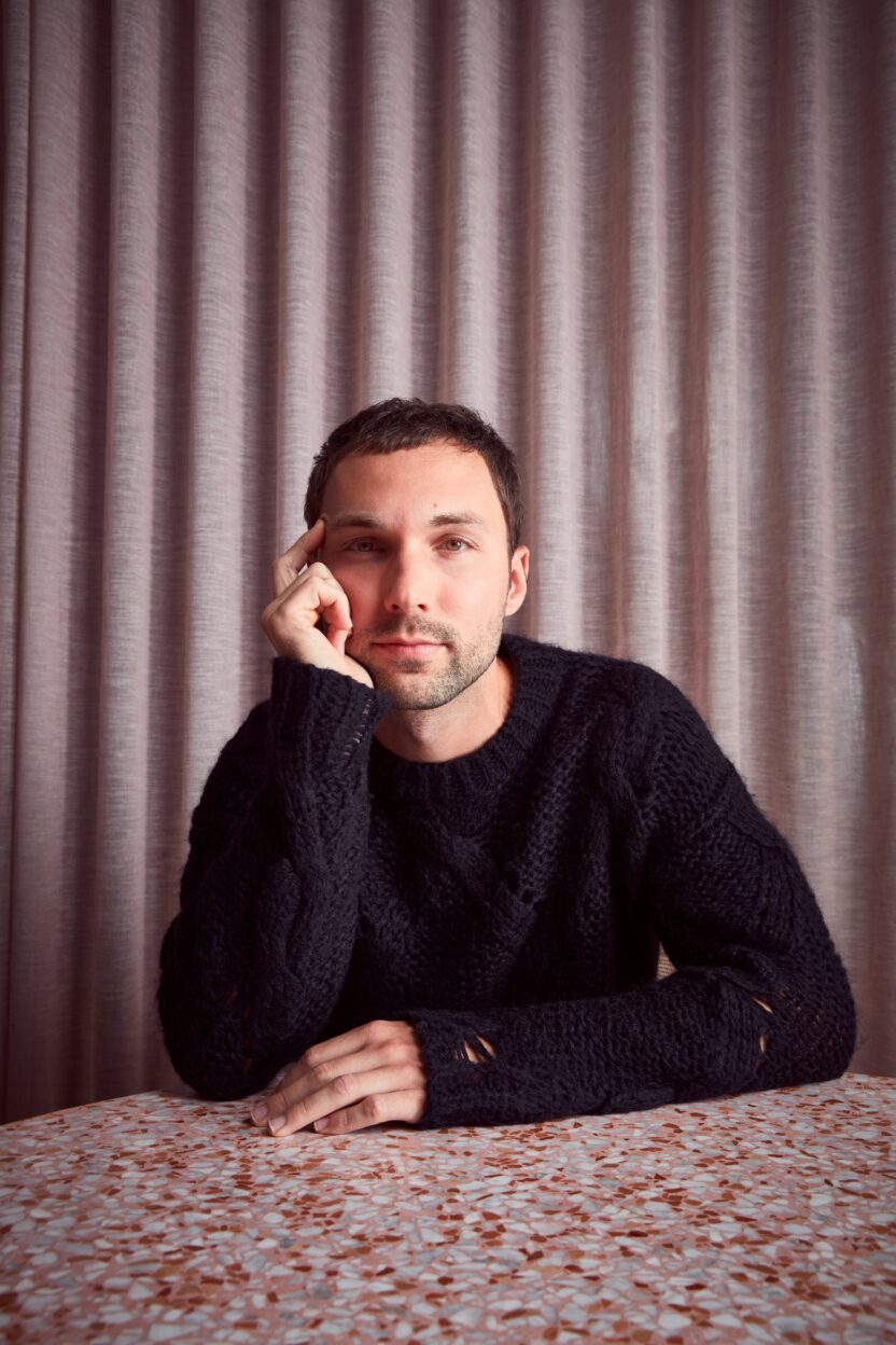 현실을 초월하는 미의 창조자, AI 아티스트 안드레스 레이싱헤르 1 01 GC Andres Reisinger portrait ©Photo by Mark Cocksedge