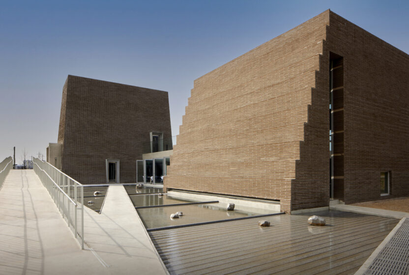 대지의 한계를 극복한 옴니버스식 카페, 인필름 1 0317pwj 2039 2