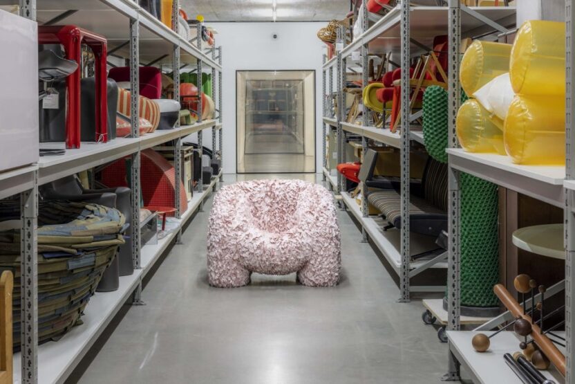 현실을 초월하는 미의 창조자, AI 아티스트 안드레스 레이싱헤르 9 07 GC AR Andres Reisinger Hortensia Chair 2023 in the Vitra Design Museum ©V